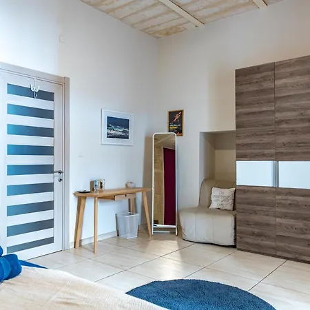 Traditional Maltese Styled 2Br Apartment With Large Maltese Balcony & Internal Yard - Located In The Heart Of Valletta - Maltese Capital City Exterior photo