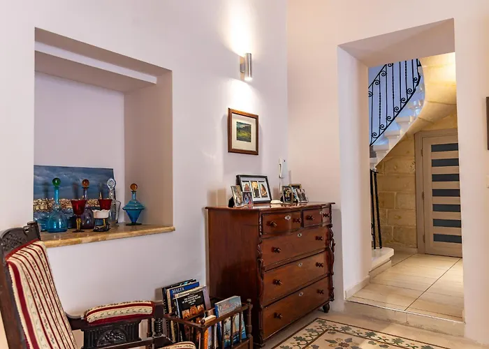 Traditional Maltese Styled 2Br Apartment With Large Maltese Balcony & Internal Yard - Located In The Heart Of Valletta - Maltese Capital City