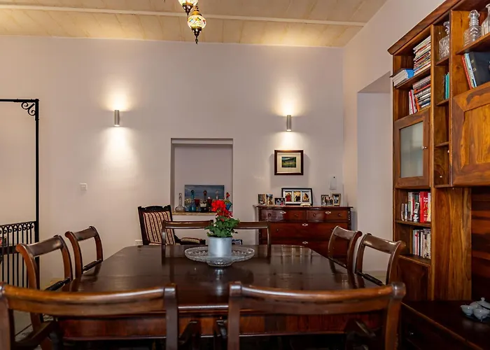 Traditional Maltese Styled 2Br Apartment With Large Maltese Balcony & Internal Yard - Located In The Heart Of Valletta - Maltese Capital City