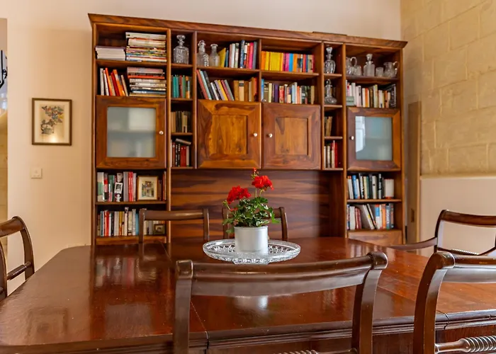 Traditional Maltese Styled 2Br Apartment With Large Maltese Balcony & Internal Yard - Located In The Heart Of Valletta - Maltese Capital City