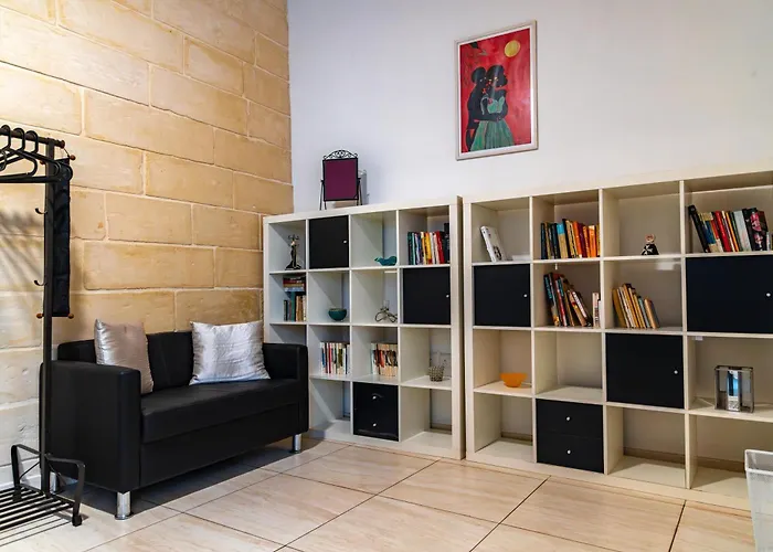 Traditional Maltese Styled 2Br Apartment With Large Maltese Balcony & Internal Yard - Located In The Heart Of Valletta - Maltese Capital City