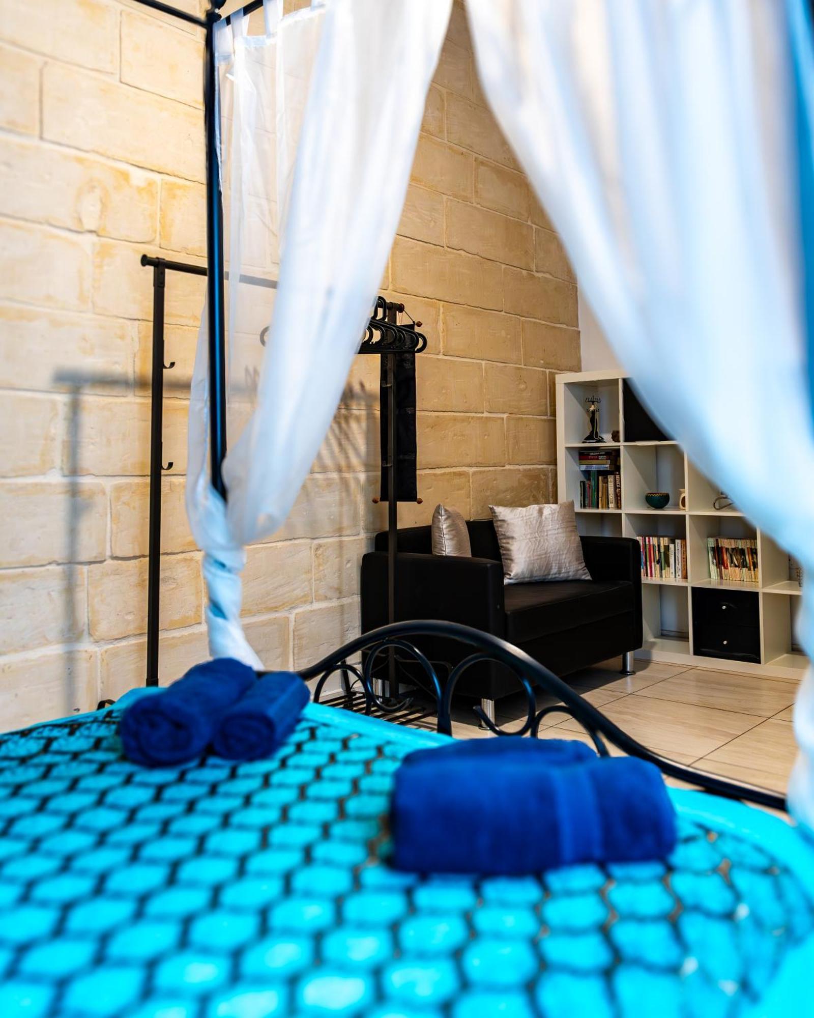 Apartment Traditional Maltese Styled 2br With Large Maltese Balcony & Internal Yard - Located In The Heart Of - Maltese Capital *