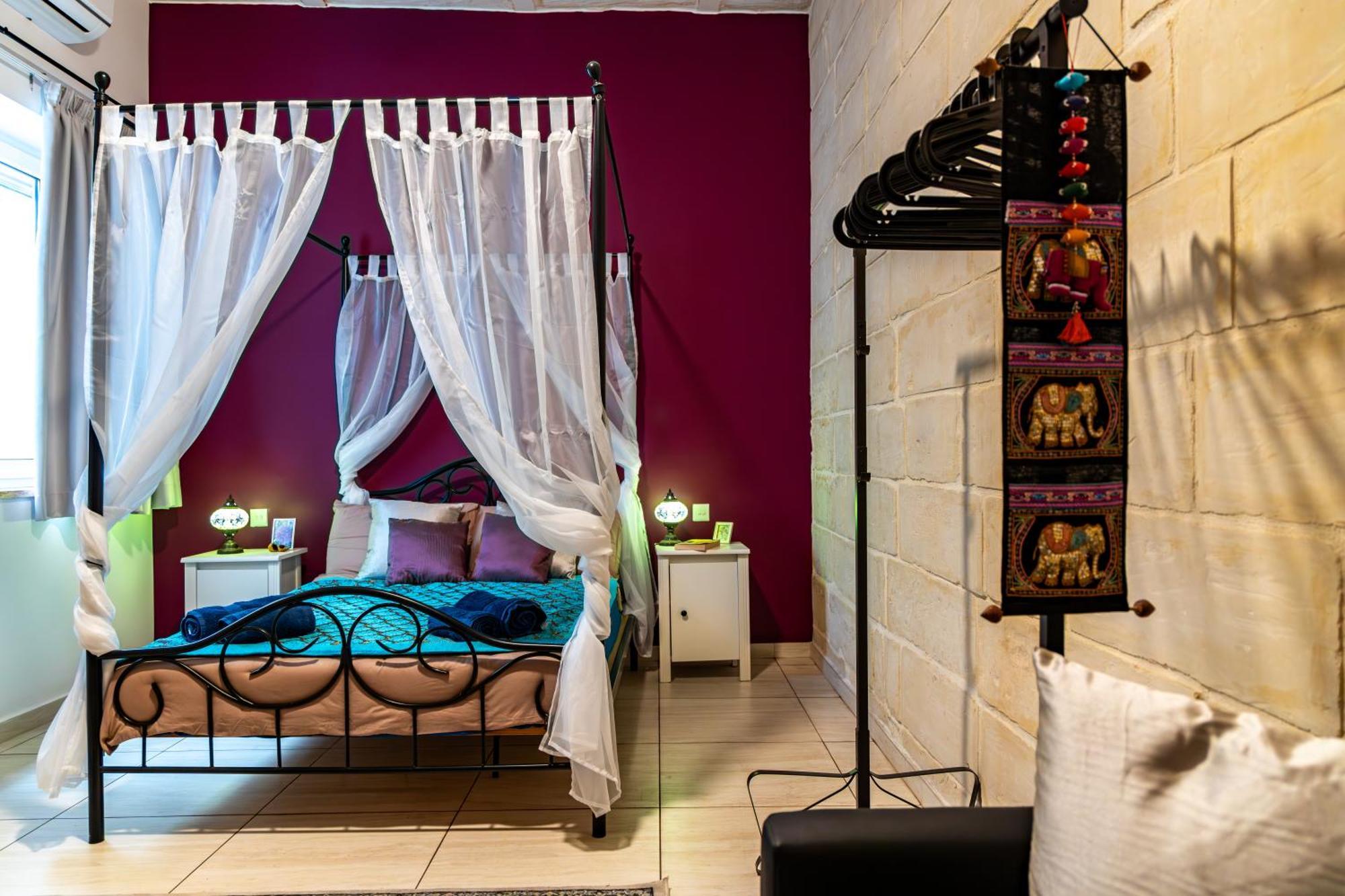 Apartment Traditional Maltese Styled 2br With Large Maltese Balcony & Internal Yard - Located In The Heart Of - Maltese Capital Valletta