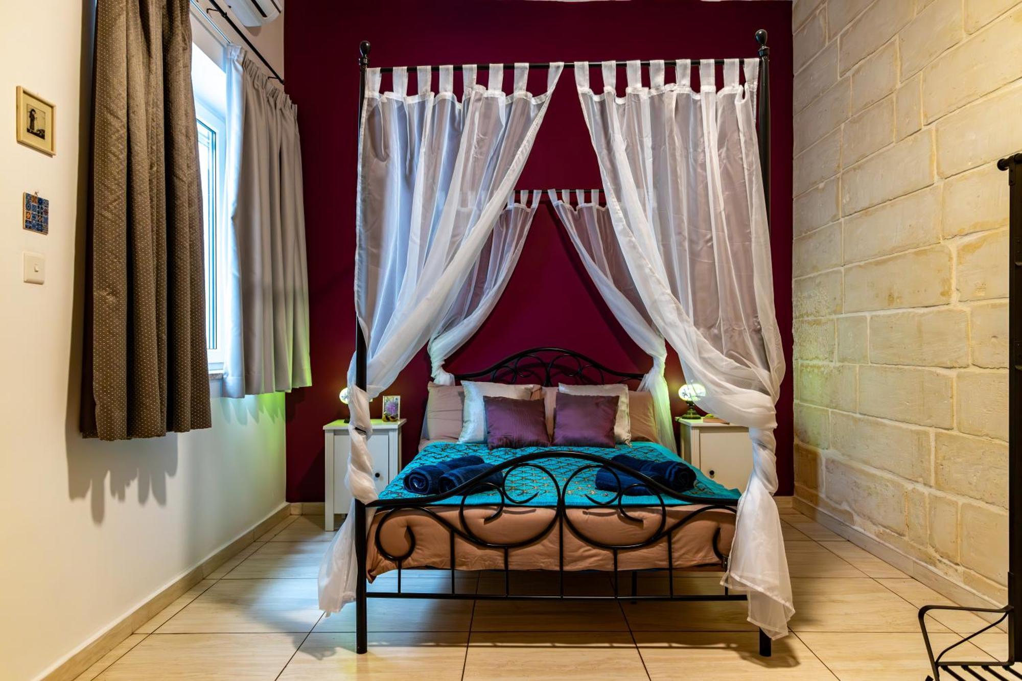 Apartment Traditional Maltese Styled 2br With Large Maltese Balcony & Internal Yard - Located In The Heart Of - Maltese Capital