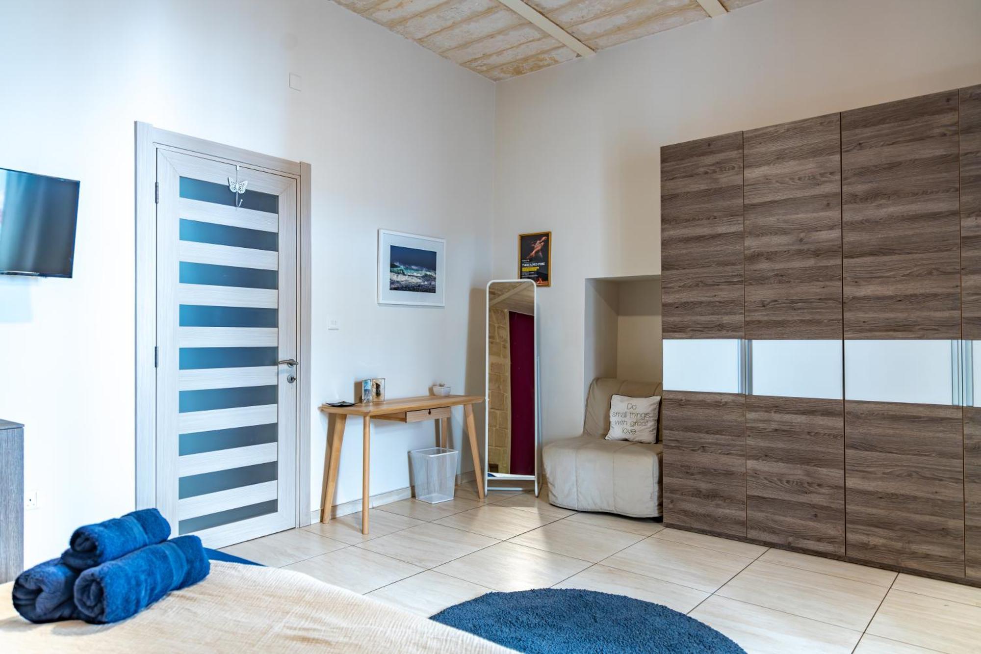 Apartment Traditional Maltese Styled 2br With Large Maltese Balcony & Internal Yard - Located In The Heart Of - Maltese Capital Valletta